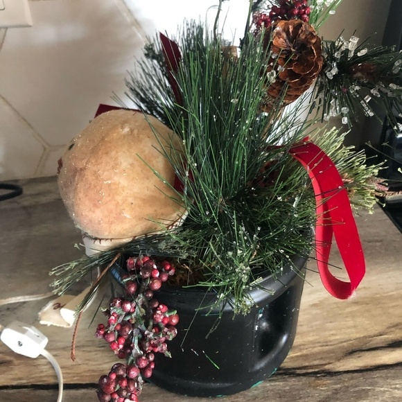 PRIMITIVE HANDMADE SNOWMAN LAMP ARRANGEMENT IN PLASTIC FOLGERS COFFEE CAN - Picture 6 of 10